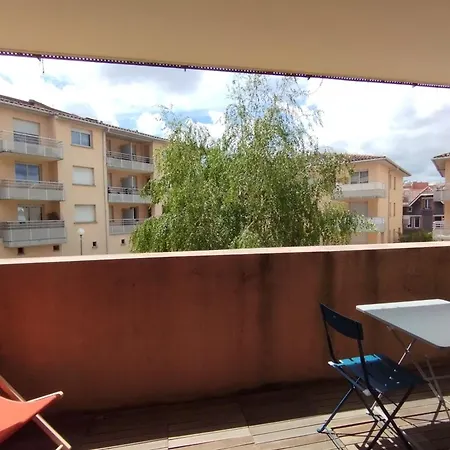 Spacious Nest With Balcony And Shared Pool アパート