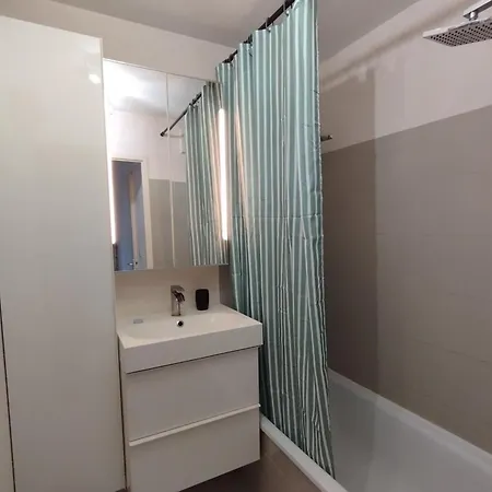 Spacious Nest With Balcony And Shared Pool Appartamento