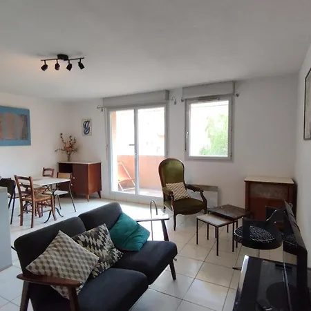 Apartman Spacious Nest With Balcony And Shared Pool *